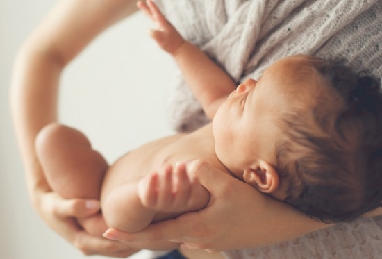 c�mo darle un ba�o de sol a tu beb�