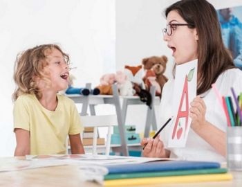 un terapeuta del lenguaje, puede ayudar a detectar la dislexia en el ni�o