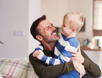 jugar con pap� ayuda a su hijo a tener un mejor desempe�o escolar